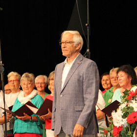 Josef Straka dirigiert bei der Heimatstunde den Sängerbund Cäcilia-Concordia