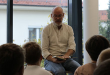 Kinderbuchautor Thilo Petry-Lassak zieht bei seiner Lesung in der Stadtbibliothek Grundschüler in seinen Bann